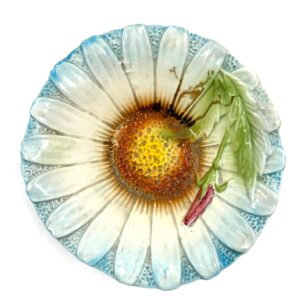 Ceramic decorative plate with daisy motif.